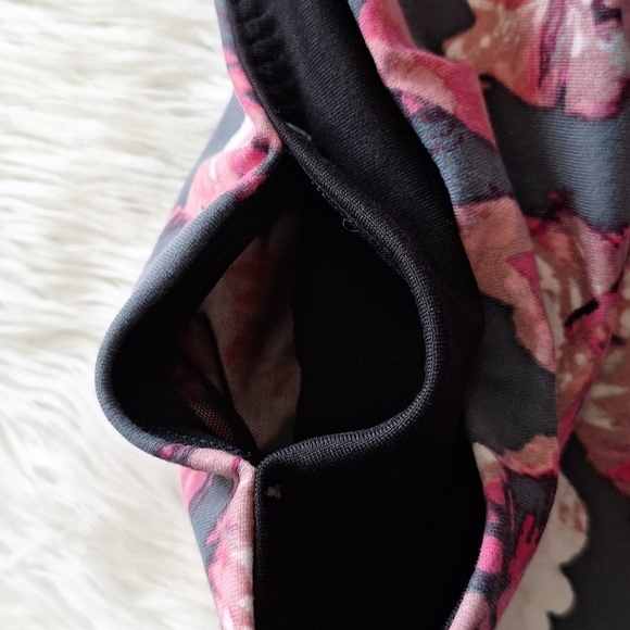 Victoria's Secret Sport Knockout Watercolor Floral Capri Legging - Picture 8 of 13